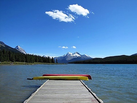 canoes maligne lake